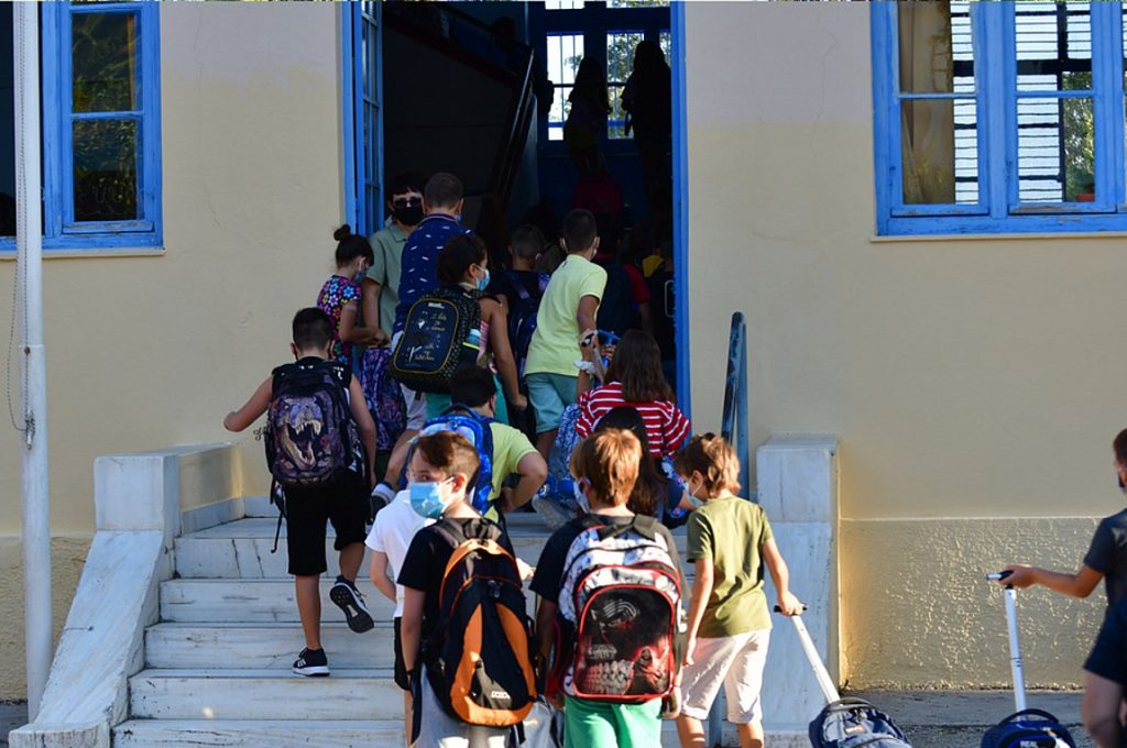 Πως θα «μαζέψουν» το λάθος με τις μάσκες στα σχολεία; – Σταμάτησε η παραγωγή τους