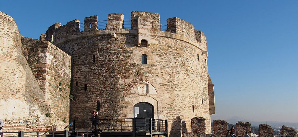 Θεσσαλονίκη: 23χρονος έπεσε από τον Πύργο Τριγωνίου