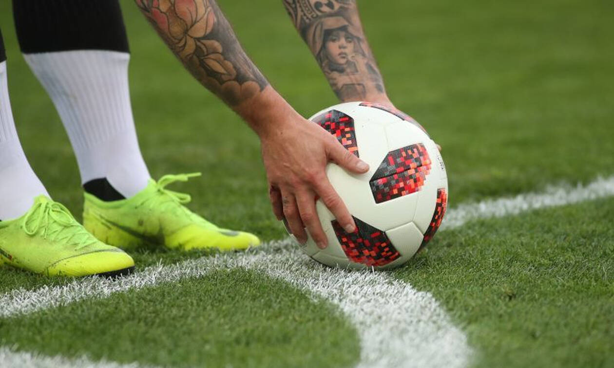 Μάλλον… «ξεσυνήθισε»: Ποδοσφαιριστής «πιάστηκε στα χέρια» με οπαδό την ημέρα της επιστροφής των φιλάθλων στις εξέδρες