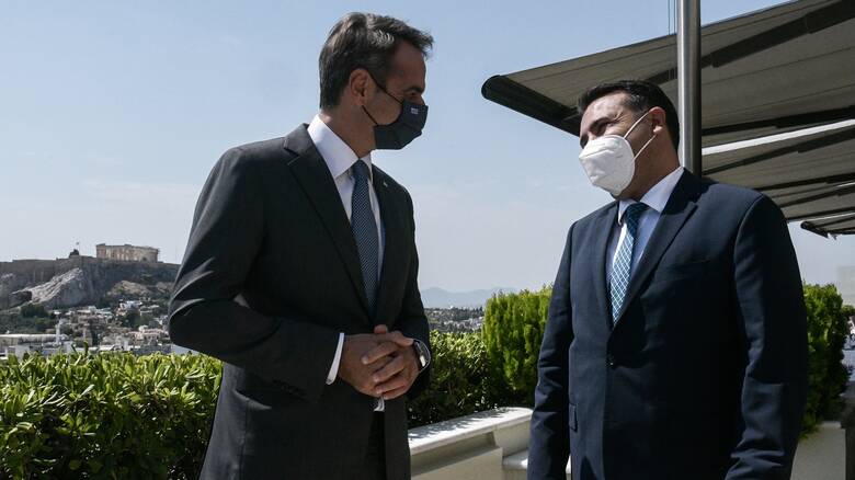 ΣΥΡΙΖΑ για Κ.Μητσοτάκη: «Ο Μακεδονομάχος που έγινε Βορειομακεδονομάχος» – Απάντηση ΝΔ με “colotumba”