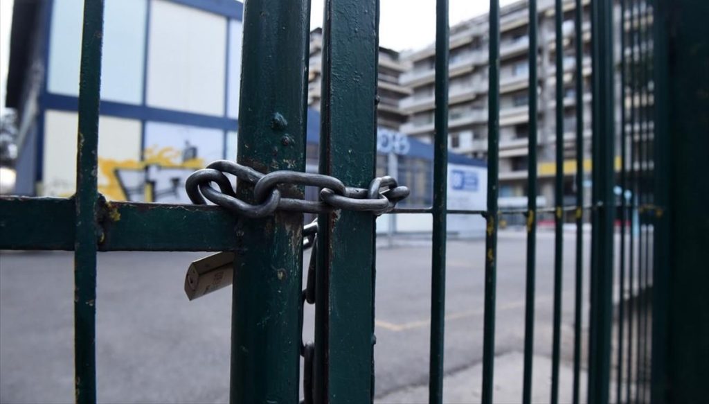 Ακόμη δεν άνοιξαν και τους βάζουν λουκέτο – Τα σχολεία που κλείνουν λόγω κορωνοϊού (φωτό)