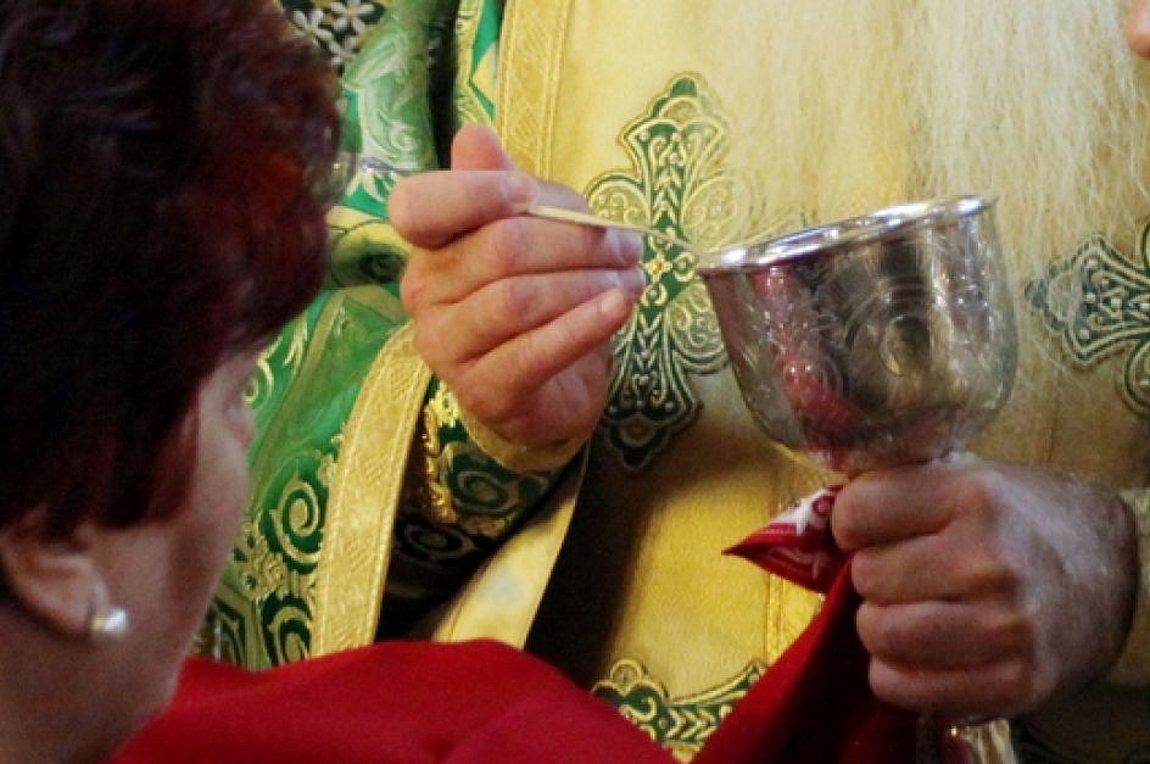 Στοχοποιούν την Θεία Κοινωνία – Μ.Δερμιτζάκης: «Μπορεί να μεταδώσει τον κορωνοϊό»!