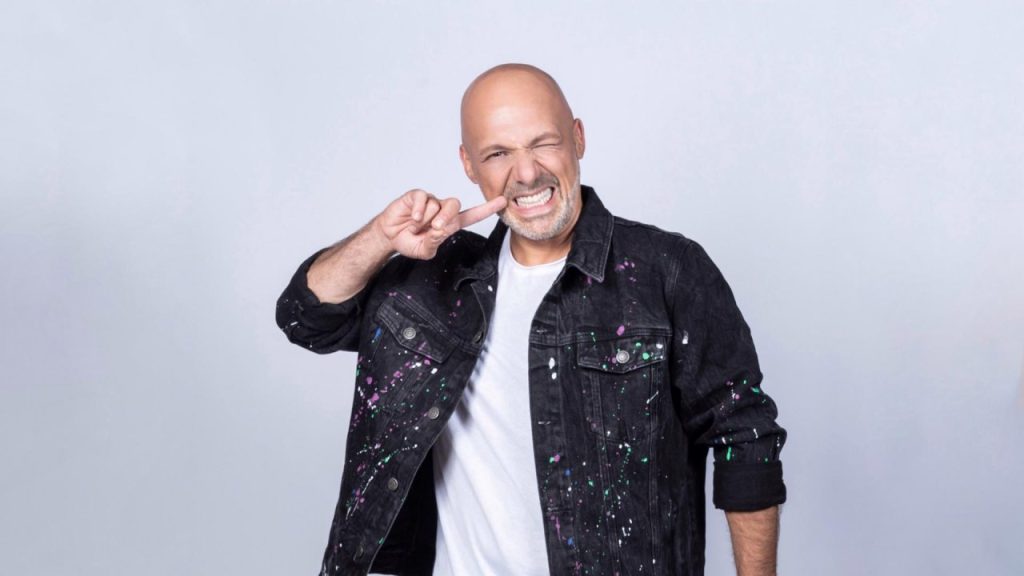 Ο Ν.Μουτσινάς τα έβαλε με τον ΣΚΑΙ για το Big Brother: «Τι ωραία τηλεόραση…» (βίντεο)