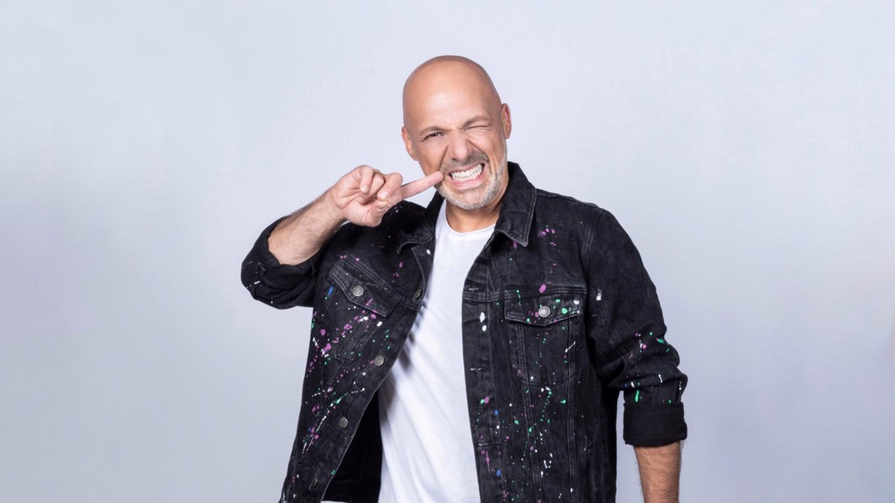 Ο Ν.Μουτσινάς τα έβαλε με τον ΣΚΑΙ για το Big Brother: «Τι ωραία τηλεόραση…» (βίντεο)