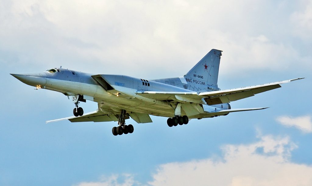 Ρωσικά Tu-22M3 και Su-27 σε σχηματισμό πάνω από τη Μαύρη Θάλασσα