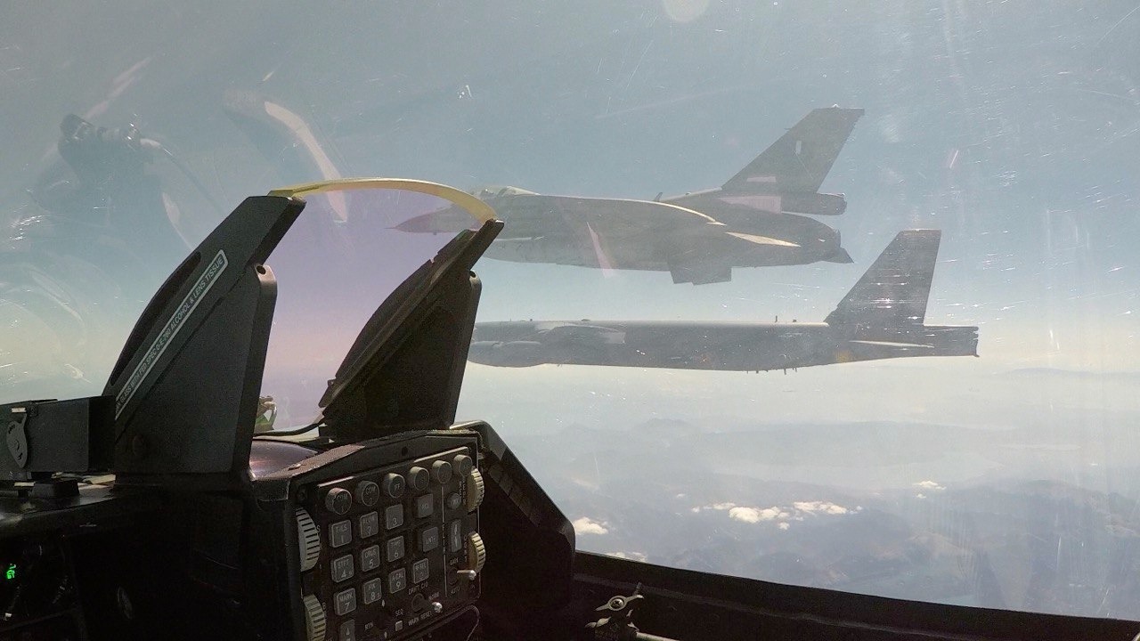 Η στιγμή που ελληνικά F-16 συνοδεύουν αμερικανικό βομβαρδιστικό B-52(βίντεο)