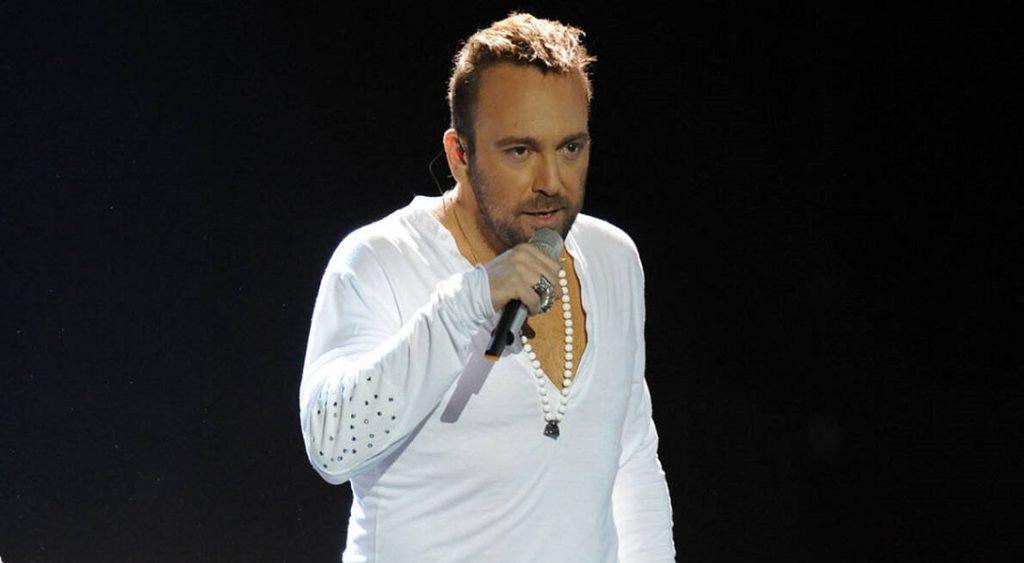 Τα βρόντηξε όλα και έφυγε να μείνει σε νησί: Ο λόγος που ο Γιώργος Αλκαίος παράτησε το τραγούδι (βίντεο)