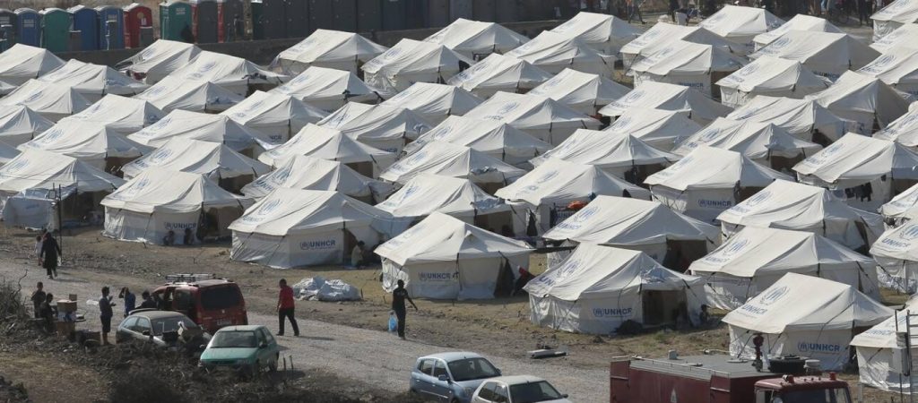 Λέσβος: Μεταφέρθηκαν 3.000 μετανάστες στον Καρά Τεπέ – Εικόνες της δομής από ψηλά (βίντεο)