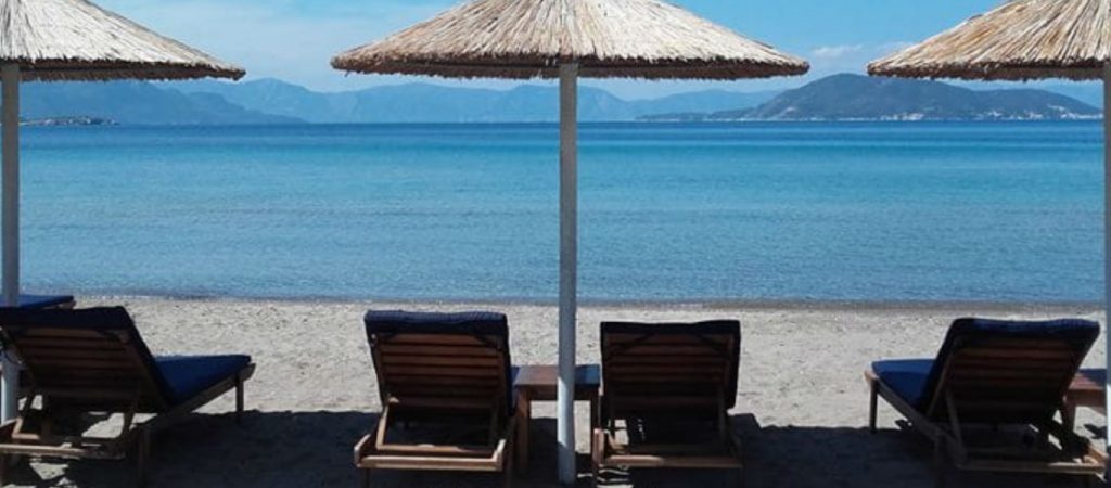 Από την ξαπλώστρα της εμφανίστηκε σε τηλεδιάσκεψη περιφερειακή σύμβουλος Αττικής (φώτο)