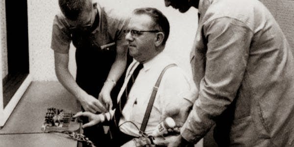 Πείραμα Μίλγκραμ: Η αποκάλυψη της βιαιότητας που υπάρχει στην ανθρώπινη φύση (φωτό-βίντεο)