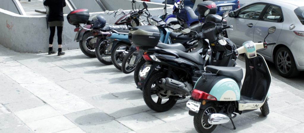 Αλλαγή στον ΚΟΚ – Μείωση του προστίμου για παράνομη στάθμευση δίκυκλων