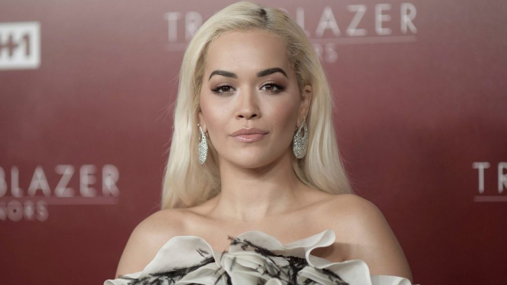H «καυτή» Rita Ora μπήκε σε ταξί χωρίς σουτιέν και μοίρασε «εγκεφαλικά» (βίντεο)
