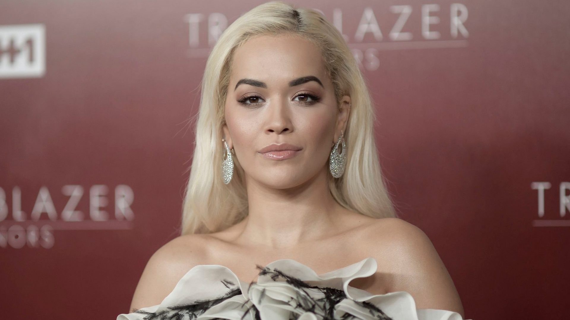 H «καυτή» Rita Ora μπήκε σε ταξί χωρίς σουτιέν και μοίρασε «εγκεφαλικά» (βίντεο)