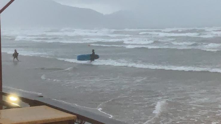 Σκέφτηκαν να κάνουν σερφ στον Λαγανά τη μέρα του «Ιανού» – Τους έδιωξε το Λιμενικό