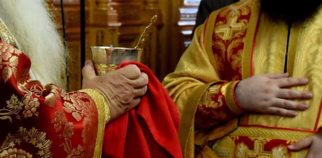 Το γνωρίζατε; – Tι γίνεται στην περίπτωση που πέσει η Θεία Κοινωνία;