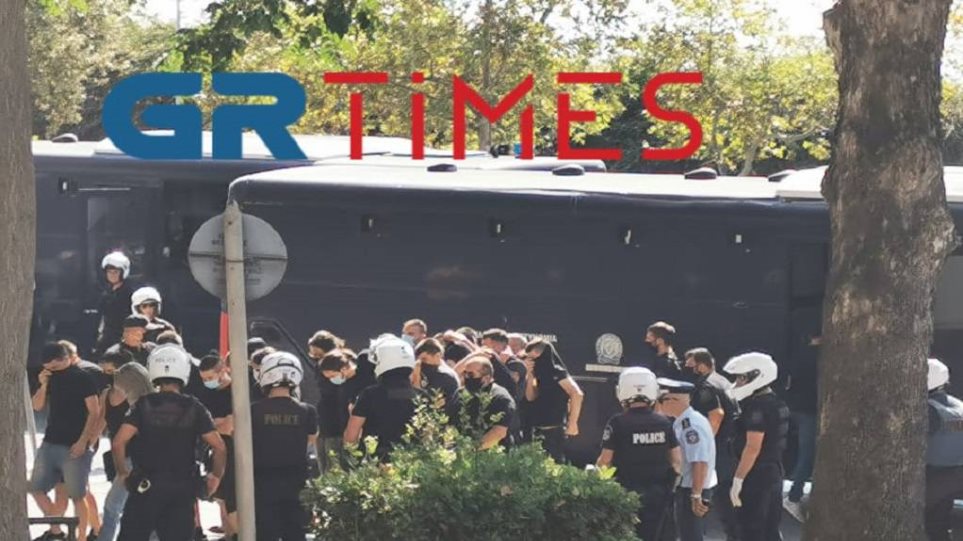 Στο εισαγγελέα οι 51 που φώναζαν συνθήματα υπέρ τον παράνομων μεταναστών (βίντεο)