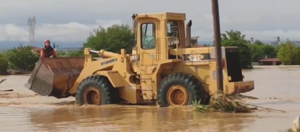 Κακοκαιρία «Ιανός»: Χειριστής μπουλντόζας έσωσε άνθρωπο που είχε παρασυρθεί από χείμαρρο