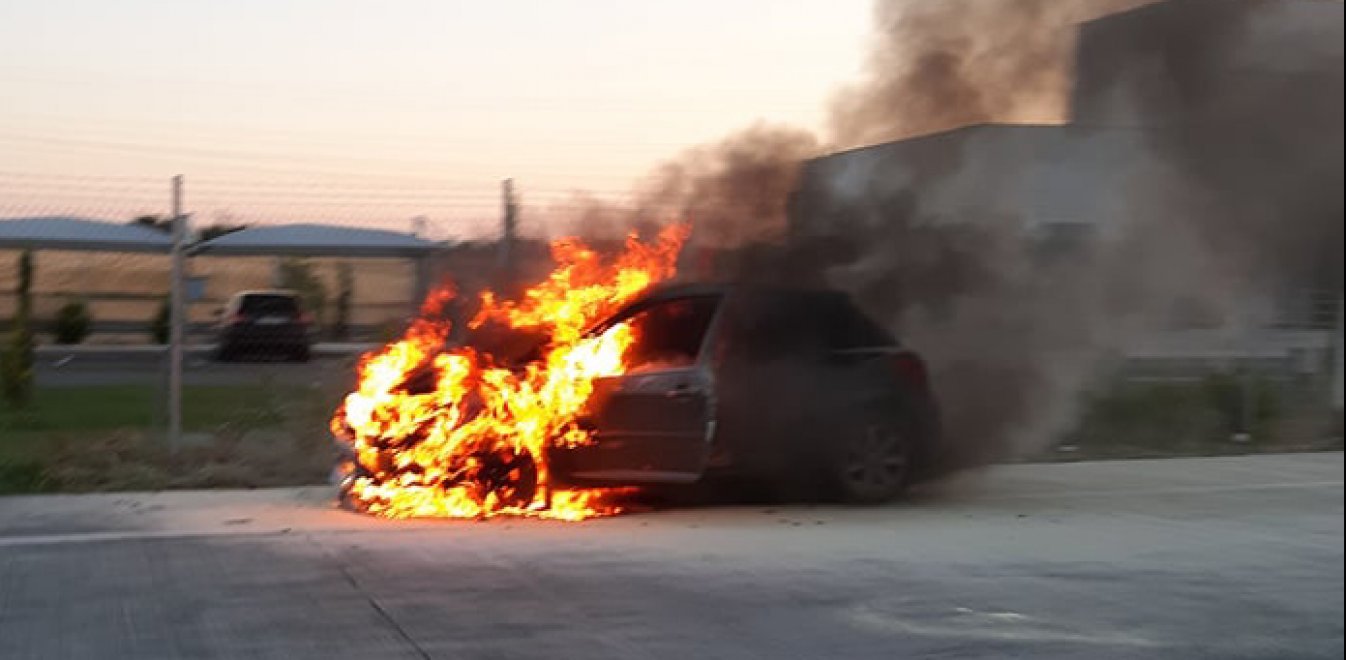 Πανικός στη Γλυφάδα: Φλεγόμενο αυτοκίνητο μπήκε σε βενζινάδικο (βίντεο)