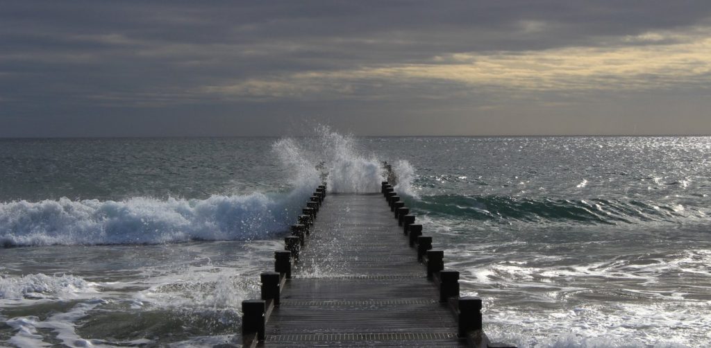 «Cappuccino coast»: Το φαινόμενο που έκανε παραλία της Ιθάκης να γεμίσει… αφρούς (βίντεο)