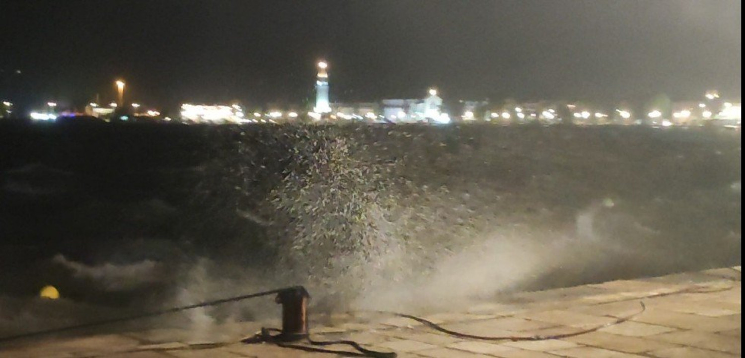 Ιθάκη: Αγκυροβόλημενο ιστιοφόρο παρασύρθηκε από τους ισχυρούς ανέμους – Προσέκρουσε σε βραχώδη ακτή (βίντεο)