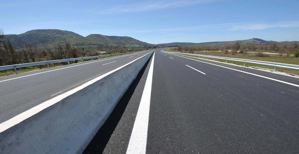 Εθνική οδός Κορίνθου – Τρίπολης: Aυτοκίνητο πήρε φωτιά εν κινήσει (βίντεο)