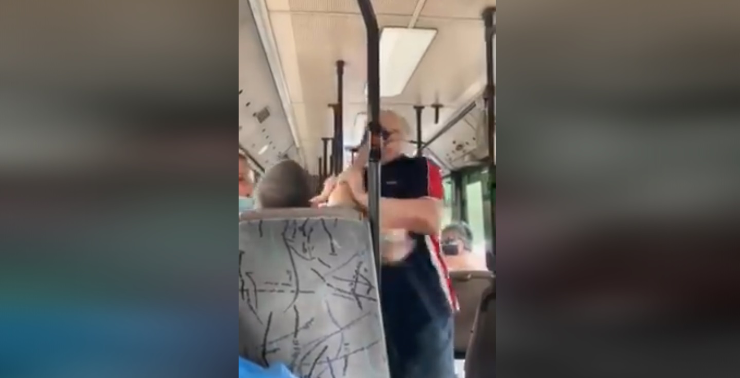 Άγριο ξύλο μεταξύ ηλικιωμένου και νεαρού για τη μη χρήση μάσκας μέσα σε λεωφορείο! (βίντεο)