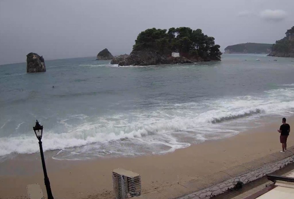 Λευκάδα: Ο «Ιανός» έφερε ευκαιρίες για… σερφ – Αψήφισαν τον κίνδυνο και άρπαξαν τις σανίδες (βίντεο)