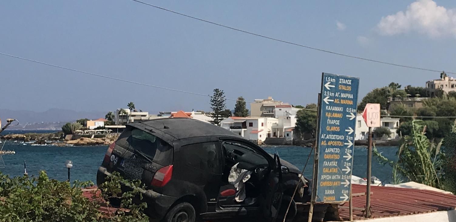 Κρήτη: Αυτοκίνητο προσγειώθηκε πάνω σε… στέγη (φωτό)