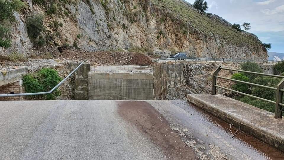 Κεφαλονιά: Έπεσε η γέφυρα στον Αγκώνα (φώτο)