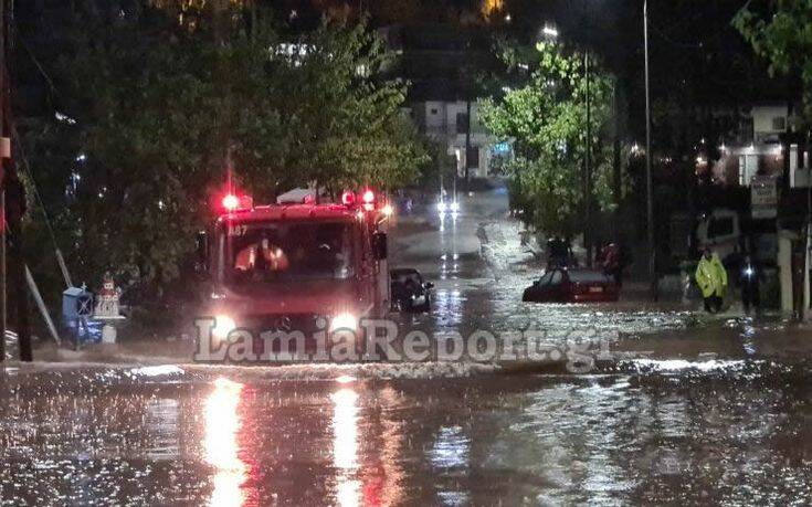 Εγκλωβίστηκαν αυτοκίνητα από την κακοκαιρία στο δρόμο για το νοσοκομείο της Λαμίας (βίντεο)