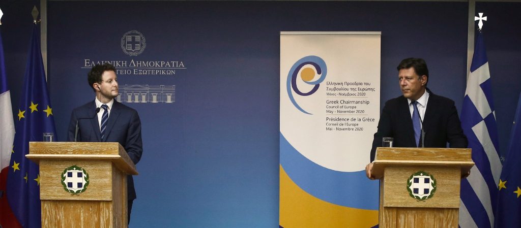 Μ.Βαρβιτσιώτης: Έκανε δώρο μάσκα με ελληνική σημαία στον Γάλλο ομόλογο του (φώτο)