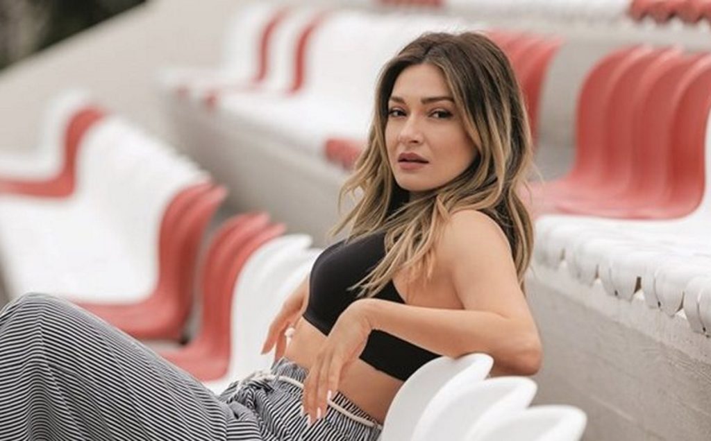 Η Αποστολία Ζώη… τραγουδάει στην καρδιά μας με το κορμί της! (φώτο)