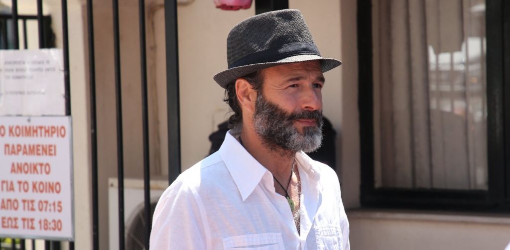 Ο Θ.Ευθυμιάδης χορεύει ποντιακά ξυπόλυτος στη βροχή – «Μόνος μου» (βίντεο)