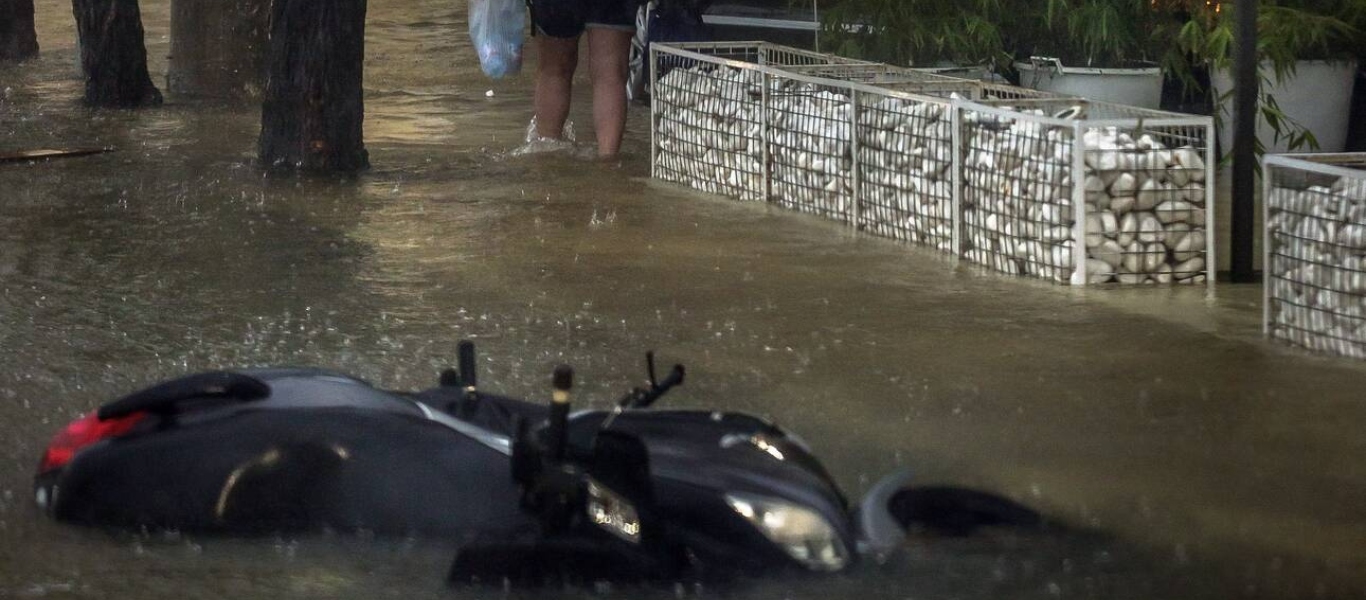 Κακοκαιρία «Ιανός»: Δύσκολο βράδυ για αρκετές περιοχές – Περισσότεροι από 600 απεγκλωβισμοί