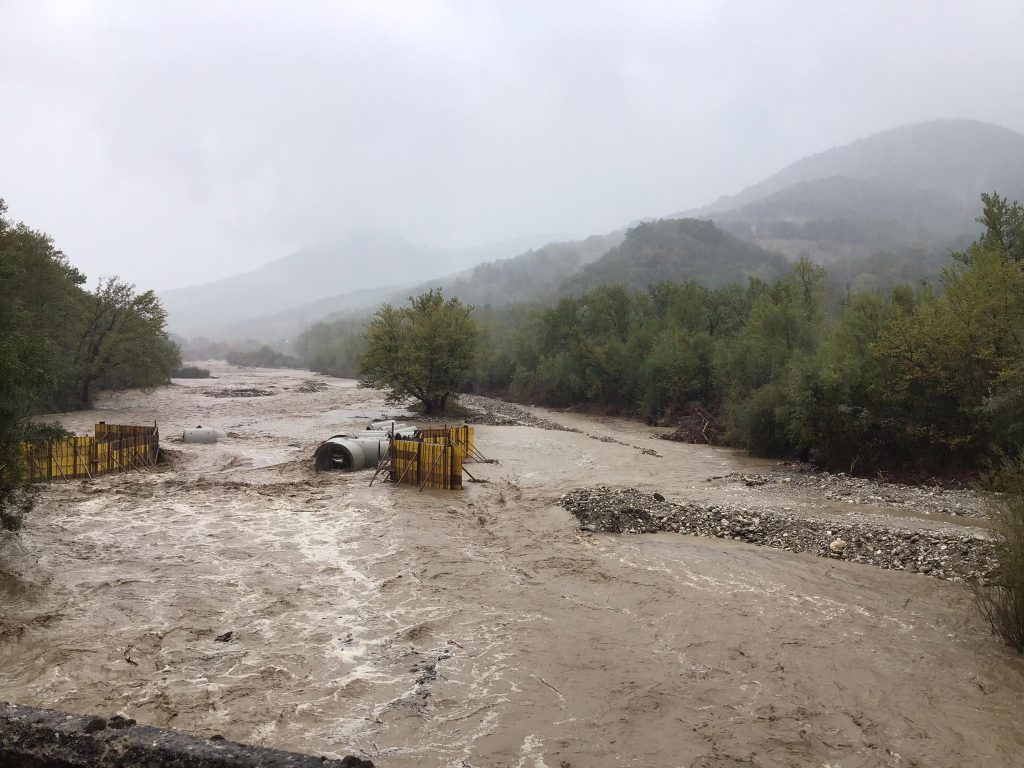 Δείτε λεπτό προς λεπτό την επιχείρηση απεγκλωβισμού οικογένειας με 3χρονο παιδάκι στην Καρδίτσα (βίντεο)