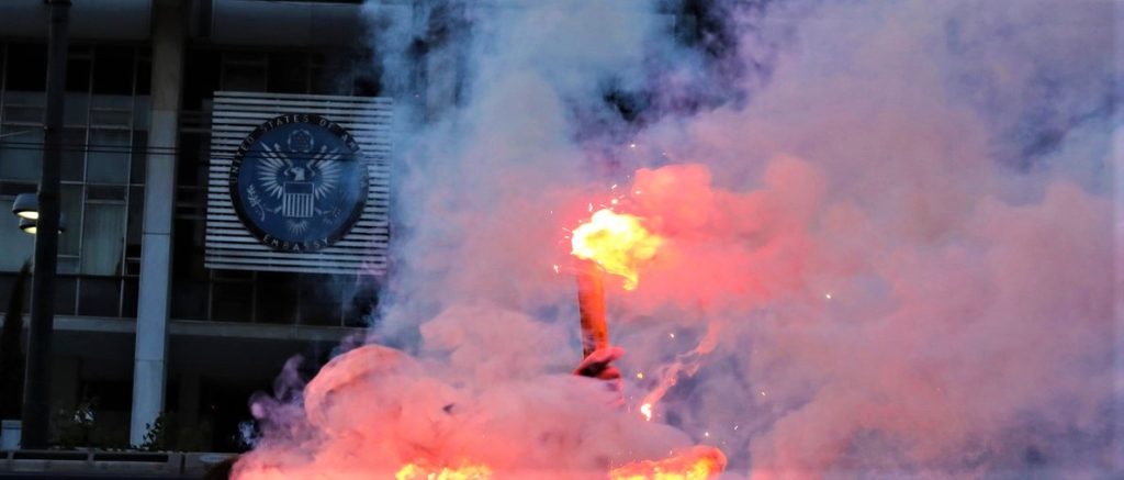 Φωτοβολίδα με αλεξίπτωτο έπεσε προς την αμερικανική πρεσβεία στην Βασιλίσσης Σοφίας – Πώς έγινε το περιστατικό