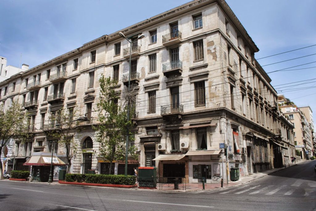 Το «σκάνδαλο» με τα γυμνά αγάλματα στην Παλιά Αθήνα