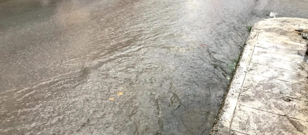 Ερέτρια: Η κακοκαιρία προκάλεσε κυκλοφοριακά προβλήματα – Πλημύρισαν οι δρόμοι