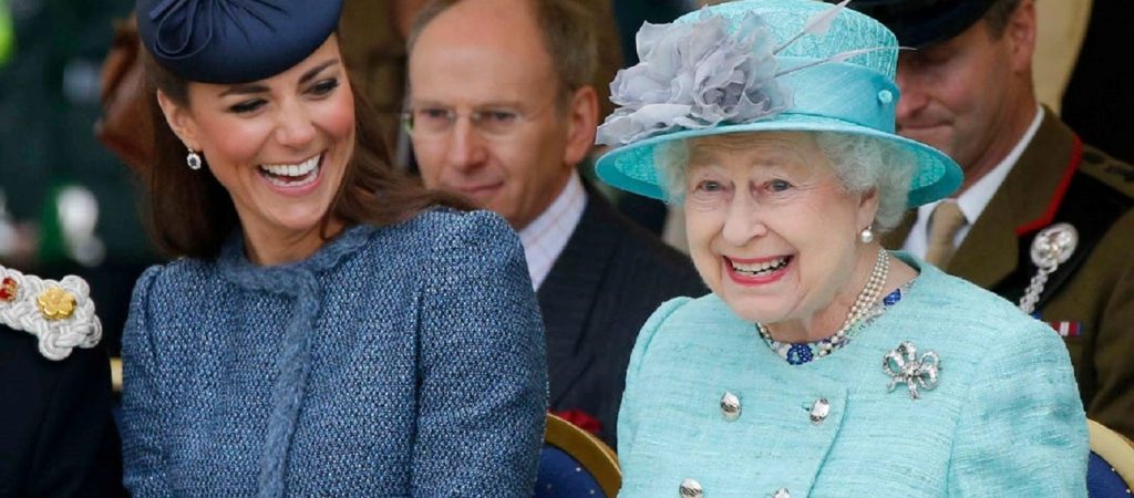 Οι παραξενιές της βασίλισσας Ελισάβετ – Τα στρογγυλά παγάκια και πώς θέλει την μπανάνα