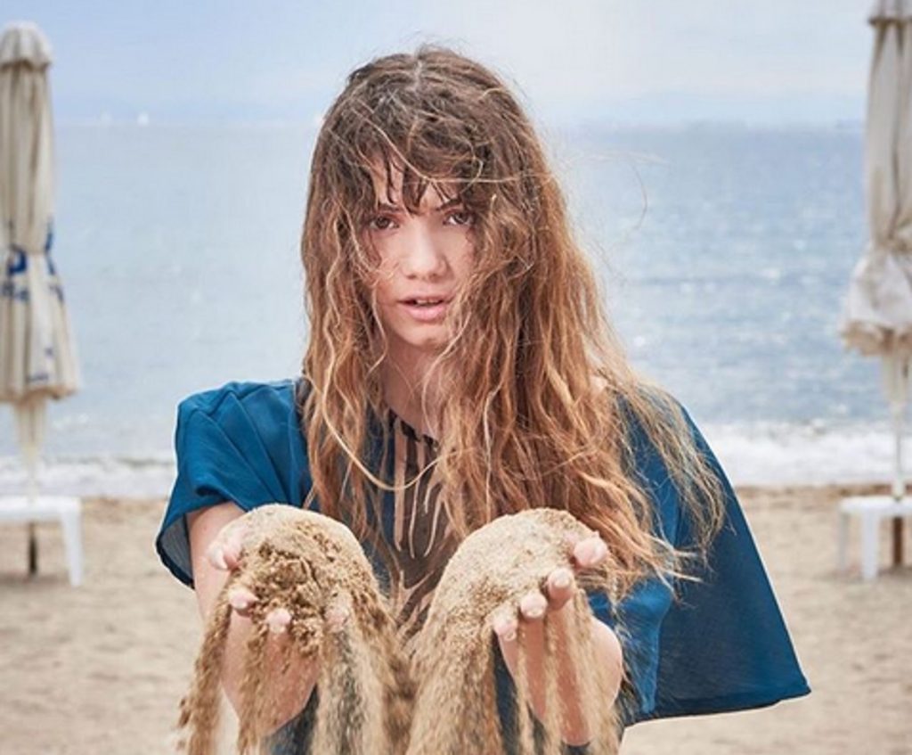 Θα τις μπέρδευε ακόμη και η… μητέρα τους: Η 19χρονη που μοιάζει σαν «σταγόνα νερό» με την Η.Παπαγεωργίου (φώτο)