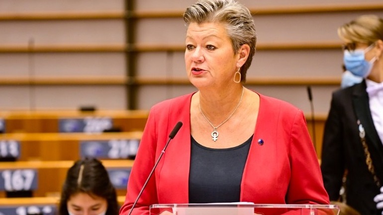 H E.E. είναι υπέρ μηχανισμού «υποχρεωτικής αλληλεγγύης» μεταξύ των κρατών-μελών