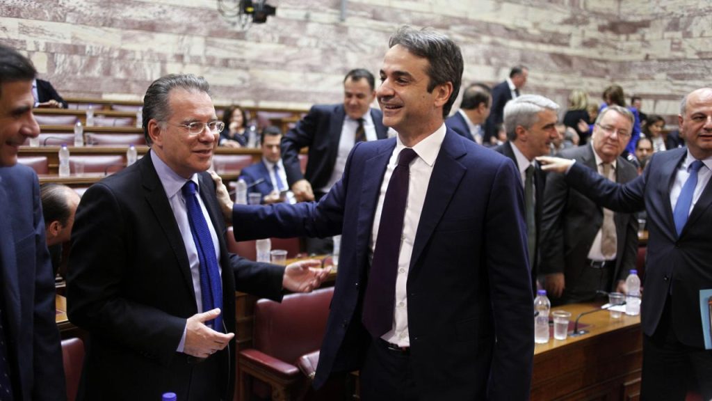 Κ.Μητσοτάκης: Έξαλλος με τον Γ.Κουμουτσάκο για την Θεία Κοινωνία – Κοιτούσε τη φωτογραφία χωρίς να μιλάει ο πρωθυπουργός