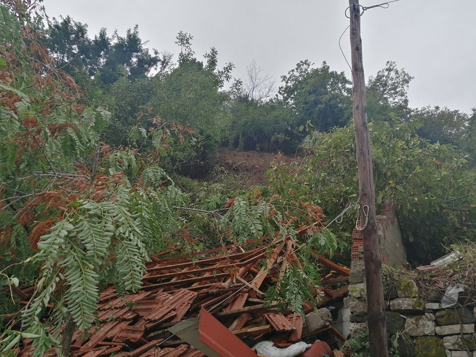 Κακοκαιρία – Καρδίτσα: Ο 62χρονος καταπλακώθηκε από τη στέγη του σπιτιού του (φώτο-βίντεο)