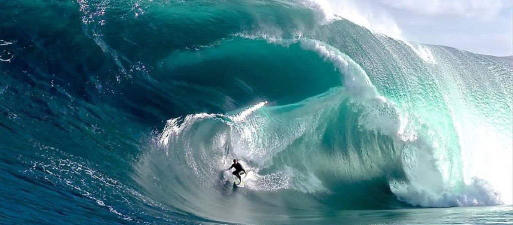 Εντυπωσιακό: Κάνοντας σέρφινγκ υπό το βλέμμα ενός… drone (βίντεο)