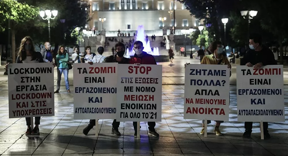 Καταστηματάρχες πραγματοποίησαν μεταμεσονύχτια συγκέντρωση στο Σύνταγμα – Ποια τα αιτήματά τους (φώτο)