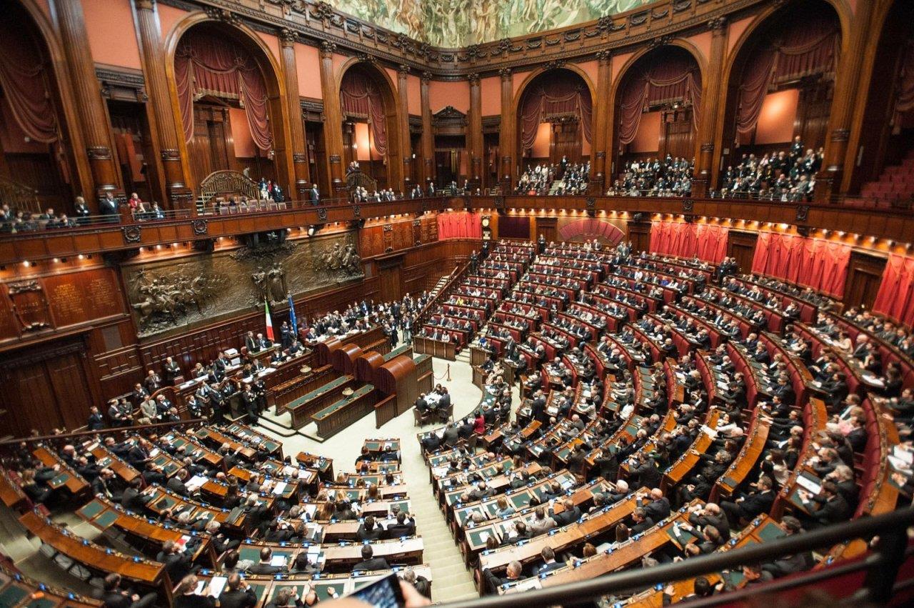 Οι Ιταλοί αποφασίζουν αν θα περικοπεί ο αριθμός των βουλευτών – Αναλυτές δηλώνουν ότι θα υπερψηφιστεί