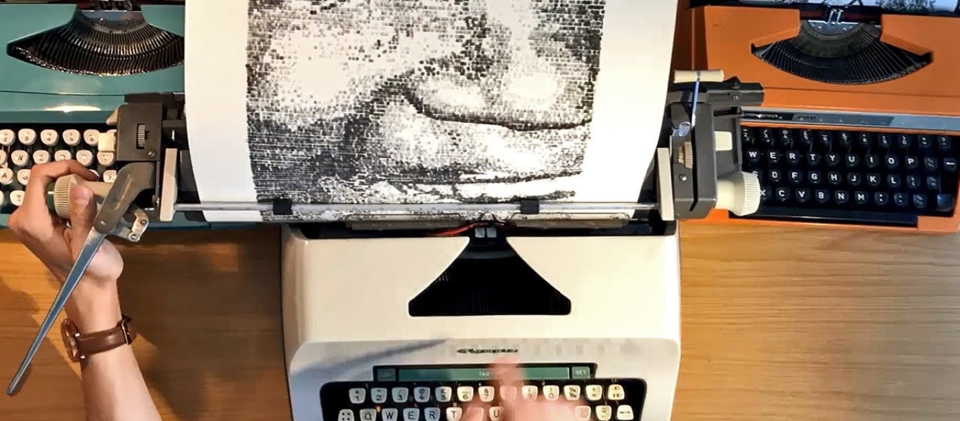 James Cook: Ο Βρετανός καλλιτέχνης που ζωγραφίζει με… γραφομηχανή (βίντεο & φώτο)