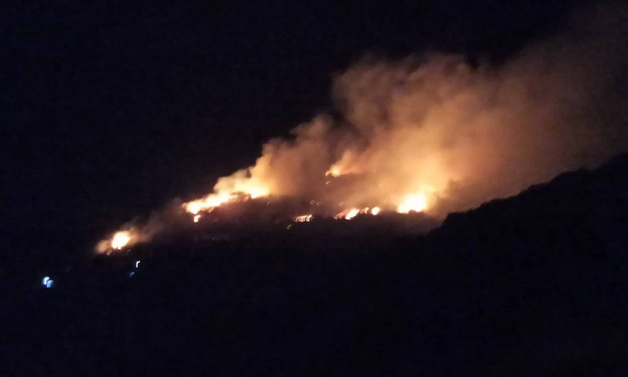 Τρεις τραυματίες από τη φωτιά στο ΚΥΤ της Σάμου – Υπό έλεγχο η φωτιά (βίντεο)