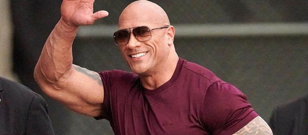 «Οδοστρωτήρας» ο Ν.Τζόνσον – Ξερίζωσε την εξώπορτα του σπιτιού του επειδή κόλλησε (βίντεο)