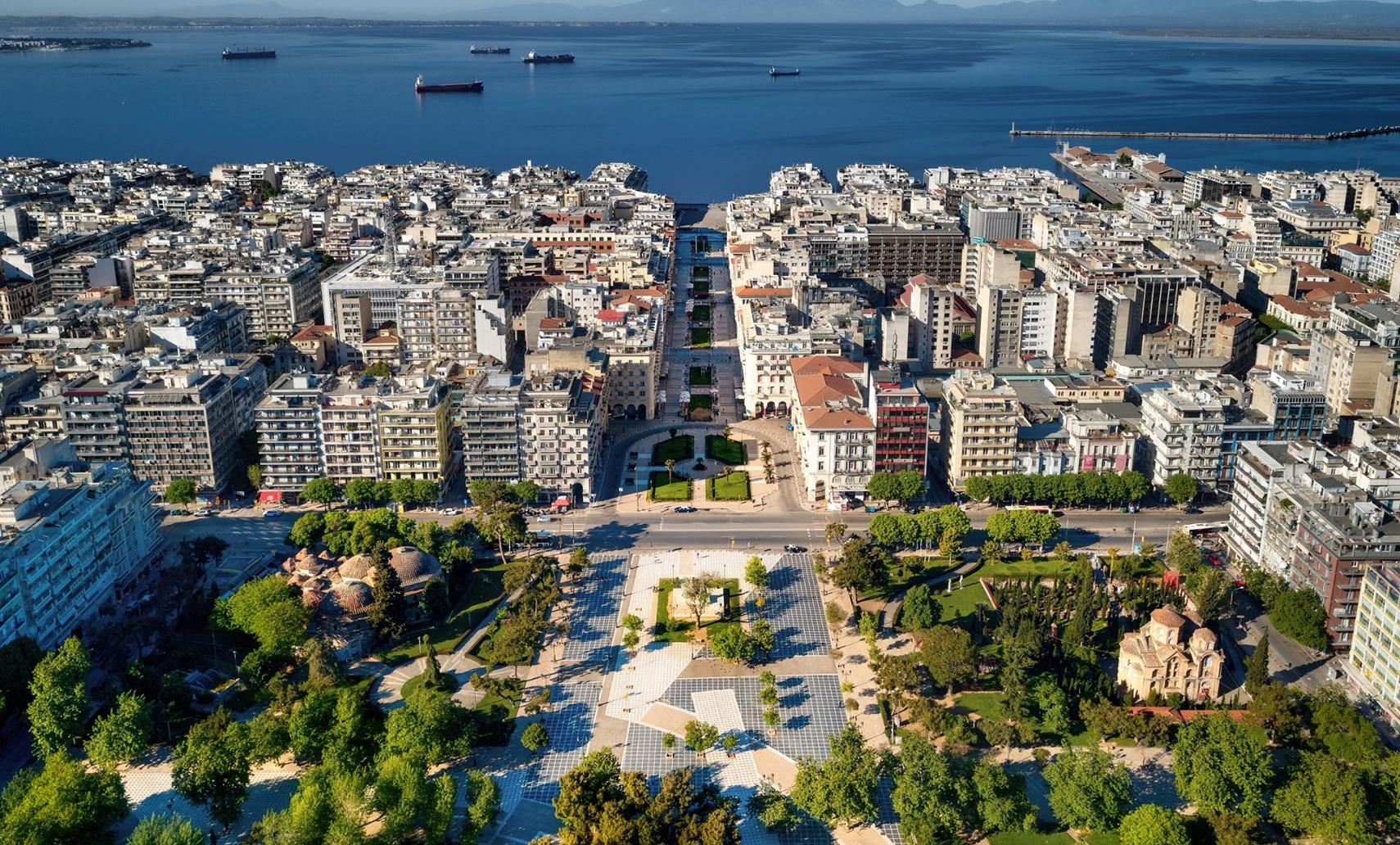 Θεσσαλονίκη: Βαριοπούλα βάρους πέντε κιλών έπεσε από τον έκτο όροφο πολυκατοικίας – Από θαύμα σώθηκε 24χρονη